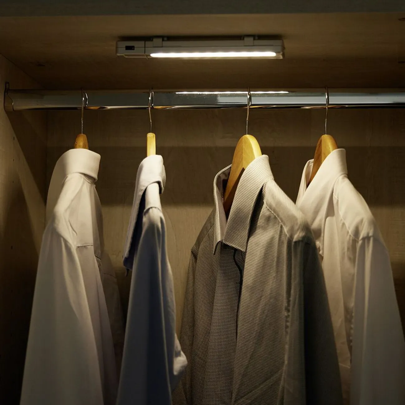 Gifi Ampoule^Réglette LED pour étagère et placard